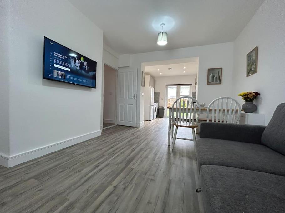 Bali Bliss Garden Flat With Parking Apartment Enfield Exterior photo