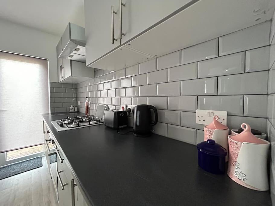 Bali Bliss Garden Flat With Parking Apartment Enfield Exterior photo